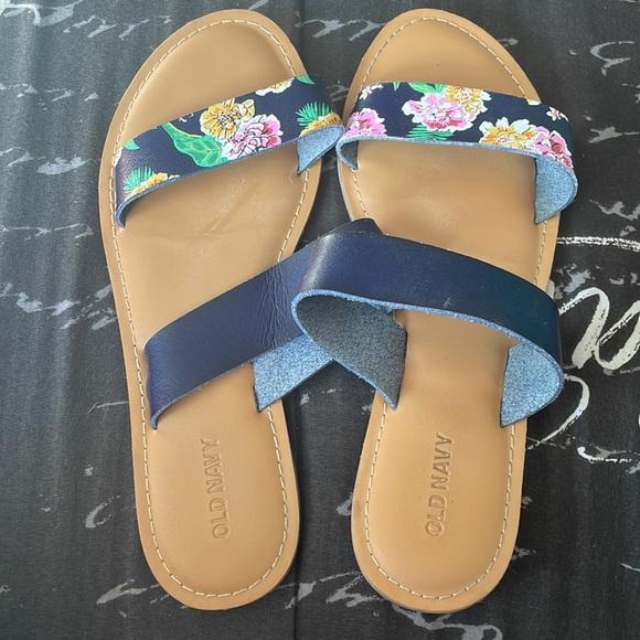 Floral sandals. - Picture 2 of 3